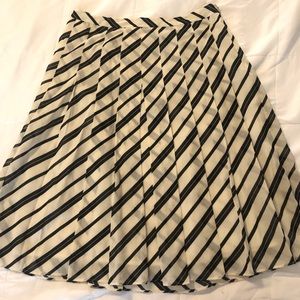 black and white banana republic women’s skirt